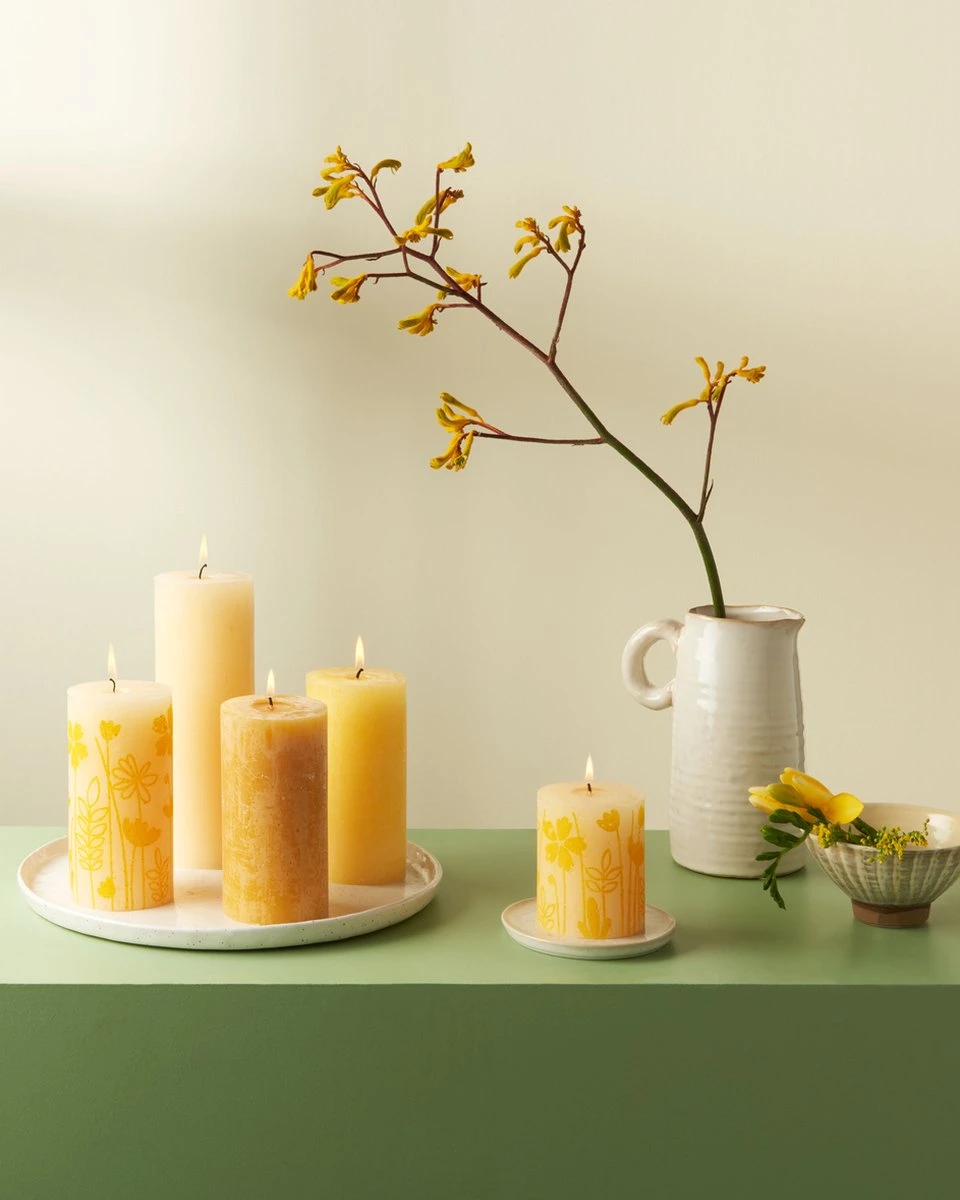 Bolsius - 16 Dinerkaarsen Rustiek - Licht Geel - Paasdecoratie 2 Bolsius - 16 Dinerkaarsen Rustiek - Licht Geel - Paasdecoratie - Afbeelding 2