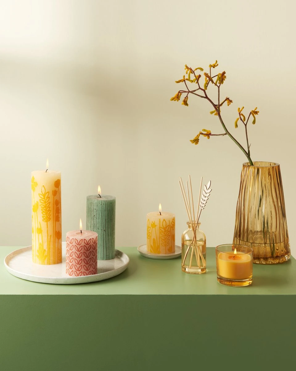 Bolsius - Rustieke Kaars - 4 Stuks - Licht Groen Met Print - 13cm 2 Bolsius - Rustieke Kaars - 4 Stuks - Licht Groen Met Print - 13cm - Afbeelding 2